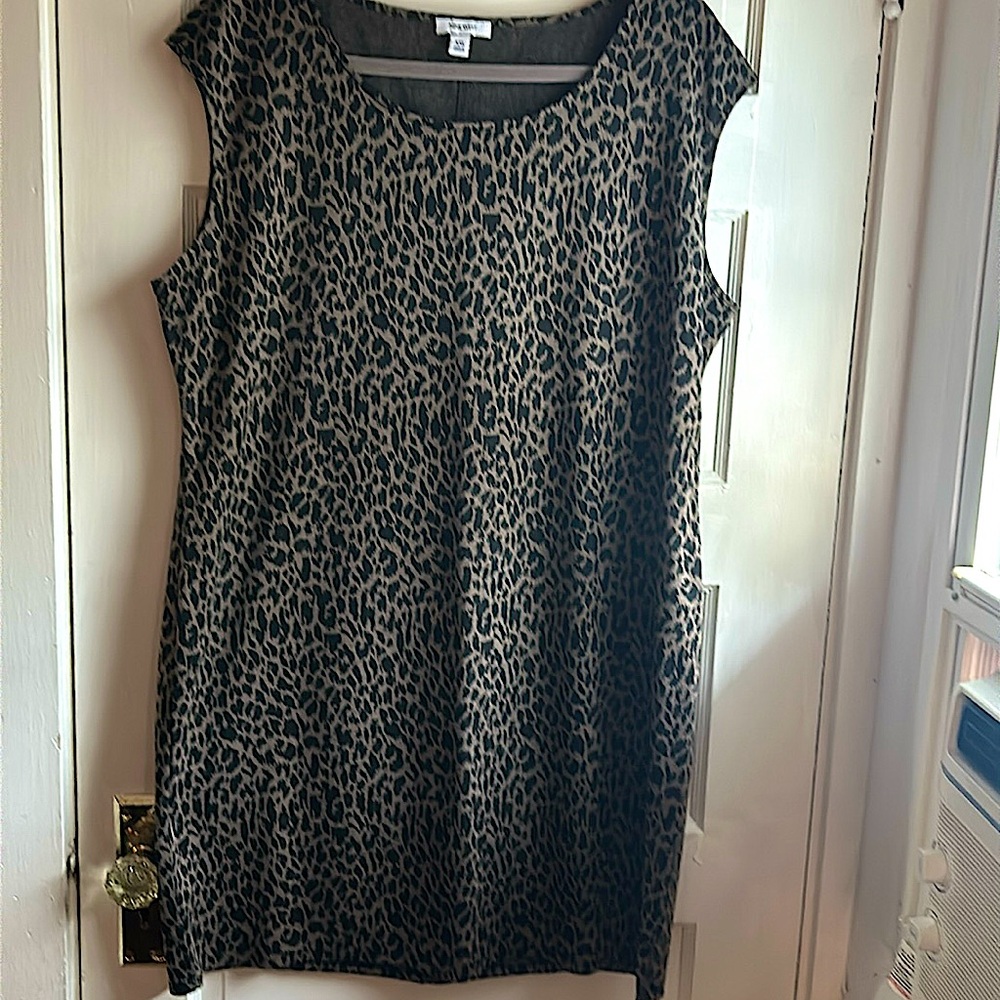 Nine West Dress
Tan with Bkack print
Size XXL